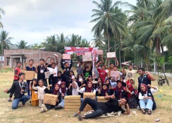 Senyum bahagia warga Desa Cot Iboeh, Bireuen, menerima hadiah usai memenangkan perlombaan tradisional "Gebyar Merah Putih" HUT ke-81 RI yang diselenggarakan mahasiswa KPM Mandiri 03 UIN SUNA