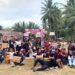 Senyum bahagia warga Desa Cot Iboeh, Bireuen, menerima hadiah usai memenangkan perlombaan tradisional "Gebyar Merah Putih" HUT ke-81 RI yang diselenggarakan mahasiswa KPM Mandiri 03 UIN SUNA