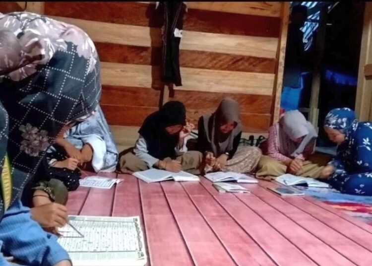 Mahasiswa KPM Kelompok 11 UIN SUNA Lhokseumawe mendampingi anak-anak Desa Geudumbak mengaji pada Jumat (16/8/2026) sebagai bentuk kepedulian dalam menanamkan kecintaan terhadap Al-Qur'an sejak usia dini
