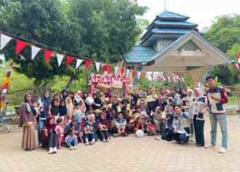 Kemeriahan penyerahan hadiah perlombaan HUT ke-81 RI yang digelar mahasiswa KKN-PPM Kelompok 9 Unimal di Gampong Teungoh, Nisam, Aceh Utara