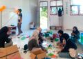Mahasiswa KKN-PPM Kelompok 41 Universitas Malikussaleh menghias ruang kelas PAUD SBB Suka Ria di Desa Mulieng Manyang, Kuta Makmur