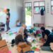 Mahasiswa KKN-PPM Kelompok 41 Universitas Malikussaleh menghias ruang kelas PAUD SBB Suka Ria di Desa Mulieng Manyang, Kuta Makmur