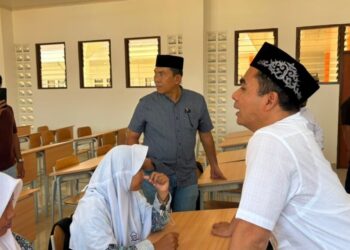 Bupati Simeulue Mohammad Nasrun Mikaris bersama Wali Kota Lhokseumawe Sayuti Abubakar meninjau suasana pembelajaran saat mempelajari konsep Sekolah Rakyat Terintegrasi (SRT) 2 di Kota Lhokseumawe