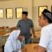 Bupati Simeulue Mohammad Nasrun Mikaris bersama Wali Kota Lhokseumawe Sayuti Abubakar meninjau suasana pembelajaran saat mempelajari konsep Sekolah Rakyat Terintegrasi (SRT) 2 di Kota Lhokseumawe