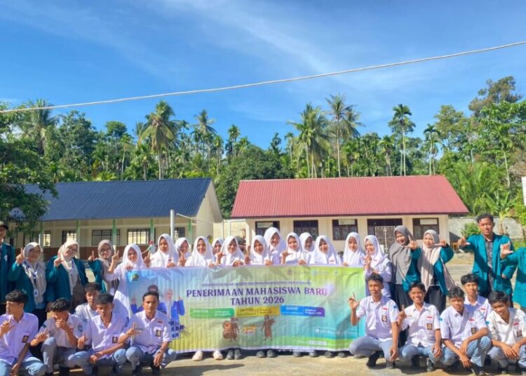 Mahasiswa KPM Kelompok 04 UIN Sultanah Nahrasiyah Lhokseumawe menggelar sosialisasi kampus dan mengenalkan konsep "kuliah sambil nyantri" kepada para siswa SMAN 1 Makmur, Bireuen