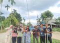 Mahasiswa KPM Kelompok 11 UIN Sultanah Nahrasiyah Lhokseumawe memasang plang nama lorong di sejumlah titik strategis Desa Geudumbak, Aceh Utara, Jumat (21/8/2026), guna mempermudah penataan penunjuk arah desa