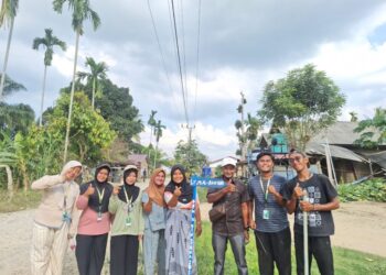 Mahasiswa KPM Kelompok 11 UIN Sultanah Nahrasiyah Lhokseumawe memasang plang nama lorong di sejumlah titik strategis Desa Geudumbak, Aceh Utara, Jumat (21/8/2026), guna mempermudah penataan penunjuk arah desa