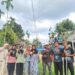 Mahasiswa KPM Kelompok 11 UIN Sultanah Nahrasiyah Lhokseumawe memasang plang nama lorong di sejumlah titik strategis Desa Geudumbak, Aceh Utara, Jumat (21/8/2026), guna mempermudah penataan penunjuk arah desa