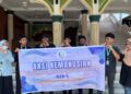 Anggota komunitas GIR-L membersihkan area Masjid Baitul Huda, Desa Kuta Blang, Lhokseumawe