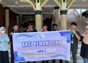 Anggota komunitas GIR-L membersihkan area Masjid Baitul Huda, Desa Kuta Blang, Lhokseumawe