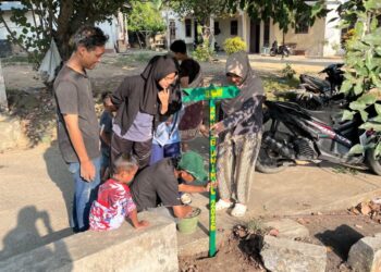 Mahasiswa KKN Kelompok 36 Universitas Malikussaleh (Unimal) mendirikan plang nama lorong di Desa Krueng Seunong, Kuta Makmur, Aceh Utara