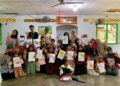 Kegiatan belajar membaca, menulis, dan berhitung (calistung) yang dipandu mahasiswa KKN 55 Unimal bersama anak-anak Desa Pulo Rayeuk, Kuta Makmur, Aceh Utara, yang berlangsung rutin setiap sore selama masa KKN