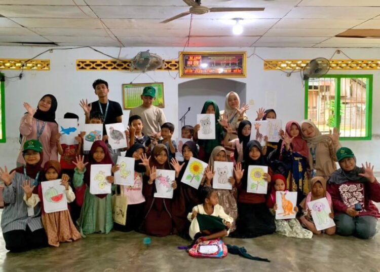 Kegiatan belajar membaca, menulis, dan berhitung (calistung) yang dipandu mahasiswa KKN 55 Unimal bersama anak-anak Desa Pulo Rayeuk, Kuta Makmur, Aceh Utara, yang berlangsung rutin setiap sore selama masa KKN