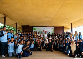 Puluhan pelajar yang tergabung dalam Pengurus Daerah PII Lhokseumawe dan Pengurus Komisariat se-Kota Lhokseumawe menggelar aksi gotong royong membersihkan pesisir Pantai JAGU, Kampung Jawa Lama, Kota Lhokseumawe