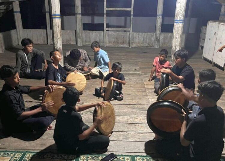 Aksi Mahasiswa KPM UIN SUNA Melestarikan Tradisi Aceh lewat Pertunjukan Rapai di Desa Cot Iboeh, Kecamatan Jeumpa, Bireuen
