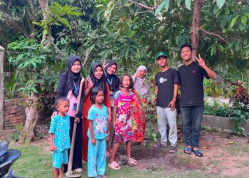 Mahasiswa KKN Kelompok 36 Universitas Malikussaleh (Unimal) melakukan aksi penghijauan dengan menanam bibit pohon di Desa Krueng Seunong, Aceh Utara