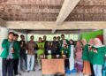 Mahasiswa KKN Kelompok 15 Universitas Malikussaleh (Unimal) mempraktikkan pembuatan Pupuk Organik Cair (POC) dari air cucian beras kepada warga Gampong Blang Dalam Baroh, Nisam, Aceh Utara