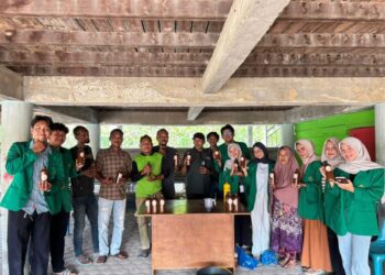 Mahasiswa KKN Kelompok 15 Universitas Malikussaleh (Unimal) mempraktikkan pembuatan Pupuk Organik Cair (POC) dari air cucian beras kepada warga Gampong Blang Dalam Baroh, Nisam, Aceh Utara
