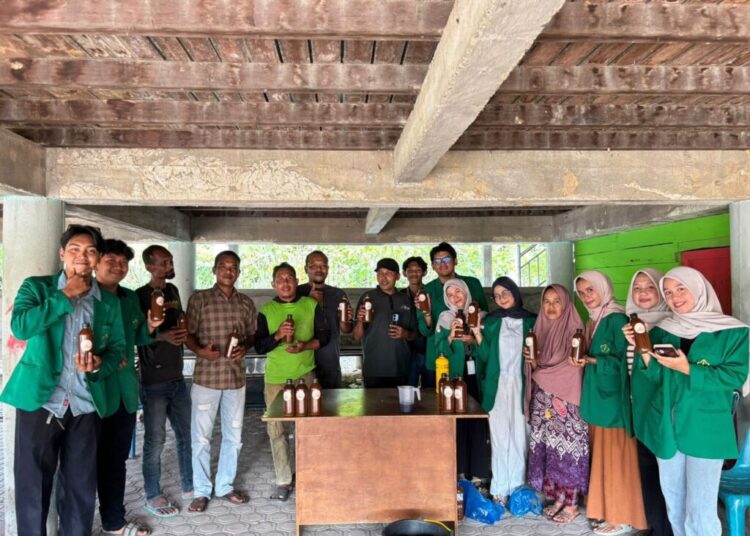 Mahasiswa KKN Kelompok 15 Universitas Malikussaleh (Unimal) mempraktikkan pembuatan Pupuk Organik Cair (POC) dari air cucian beras kepada warga Gampong Blang Dalam Baroh, Nisam, Aceh Utara