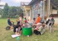 Anggota KKN-PPM Kelompok 63 Unimal merakit dan membagikan tempat sampah di Desa Langkuta, Kuta Makmur, sebagai upaya menyediakan sarana pembuangan yang layak bagi warga setempat