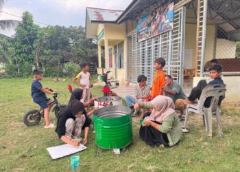 Anggota KKN-PPM Kelompok 63 Unimal merakit dan membagikan tempat sampah di Desa Langkuta, Kuta Makmur, sebagai upaya menyediakan sarana pembuangan yang layak bagi warga setempat