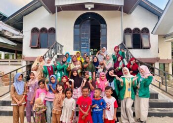 Mahasiswa KKN Unimal Kelompok 21 melatih warga Desa Meunasah Krueng, Nisam, Aceh Utara, membuat sabun cuci piring, Kamis (27/8/2026). Pelatihan ini bertujuan untuk meningkatkan kesejahteraan ekonomi warga gampong melalui sektor UMKM