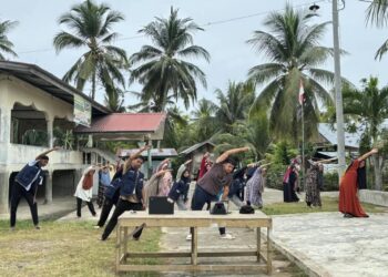 Mahasiswa KKN Kelompok 54 Universitas Malikussaleh (Unimal) menggelar senam pagi bersama ibu-ibu warga Gampong Pulo Barat, Kecamatan Kuta Makmur, Aceh Utara