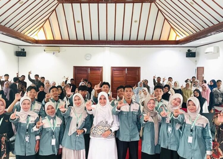 Pelajar, mahasiswa, dan guru mengikuti Seminar Public Speaking garapan GIR-L di Aula Kantor Wali Kota Lhokseumawe, Sabtu (12/9/2026), untuk melatih kemampuan berbicara di depan umum dalam waktu singkat