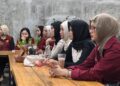 Peserta menyimak pemaparan materi dalam program diskusi Ngopi Kritis (Ngotis) bertema "Transformasi Anak Muda Intelektual" yang digelar LPMH Universitas Malikussaleh di Mensa Volkcafe, Lhokseumawe