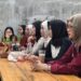 Peserta menyimak pemaparan materi dalam program diskusi Ngopi Kritis (Ngotis) bertema "Transformasi Anak Muda Intelektual" yang digelar LPMH Universitas Malikussaleh di Mensa Volkcafe, Lhokseumawe