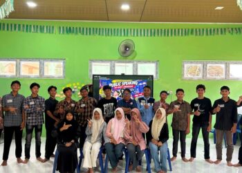 Kelas perdana ekstrakurikuler public speaking inisiasi OSIS SMKN 7 Kota Lhokseumawe berlangsung di aula sekolah