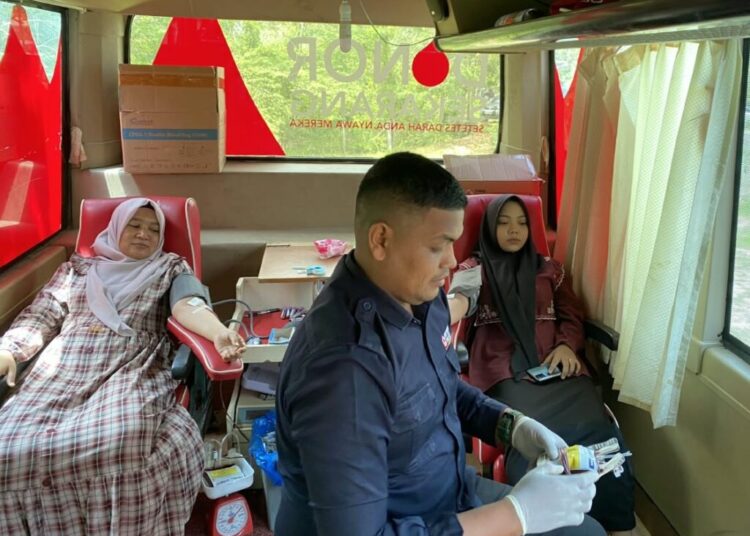 Suasana donor darah yang digelar KSR PMI UIN SUNA Lhokseumawe dalam peringatan HUT ke-81 PMI di Lapangan Biro kampus setempat