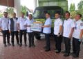 Wali Kota Lhokseumawe, Sayuti Abubakar, menerima penyerahan bantuan satu unit truk sampah dari Sekretaris Perusahaan PT PIM, Syahrul Kamal, di Kantor Wali Kota