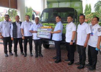 Wali Kota Lhokseumawe, Sayuti Abubakar, menerima penyerahan bantuan satu unit truk sampah dari Sekretaris Perusahaan PT PIM, Syahrul Kamal, di Kantor Wali Kota