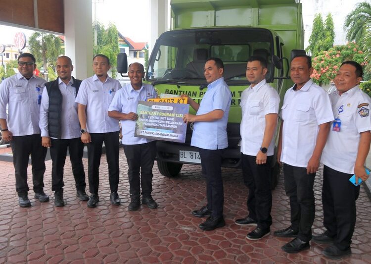 Wali Kota Lhokseumawe, Sayuti Abubakar, menerima penyerahan bantuan satu unit truk sampah dari Sekretaris Perusahaan PT PIM, Syahrul Kamal, di Kantor Wali Kota